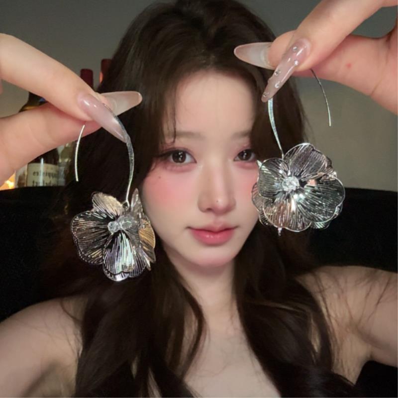 镂空立体花朵耳钉女个性夸张长款耳环清冷高级感耳饰三瓣花耳钩