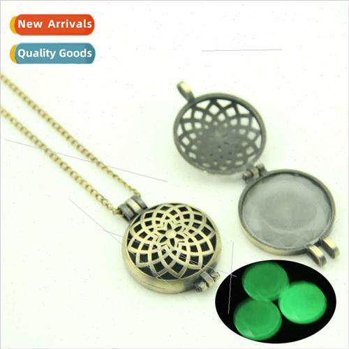 Hollowed out photo box luminous pendant necklace can play op