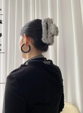 LONSLAN ACC 2024搭配 灰色毛绒慵懒气质抓夹发鲨鱼夹发夹