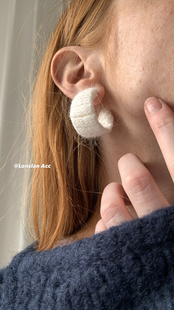 雪白毛絮温暖宽边C造型高级时髦耳环 秋冬 LONSLAN ACC