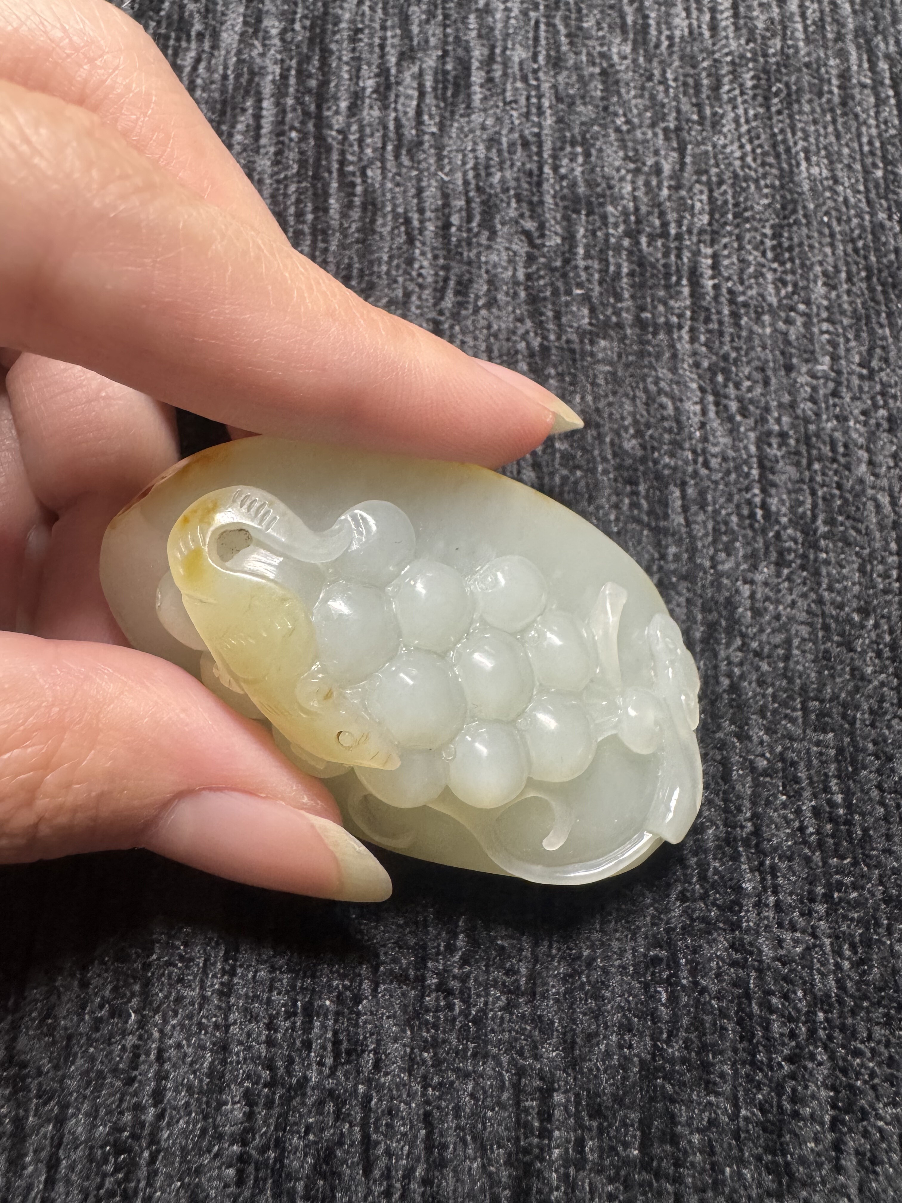 【如意鼠子葡萄】61g新疆和田玉真皮白玉籽料原石 质细雕工精湛