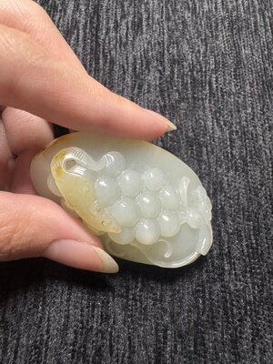 【如意鼠子葡萄】61g新疆和田玉真皮白玉籽料原石 质细雕工精湛