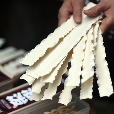 陕西特产油泼面特宽面