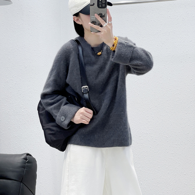 纽扣翻边袖宽松圆领套头浣熊绒衫