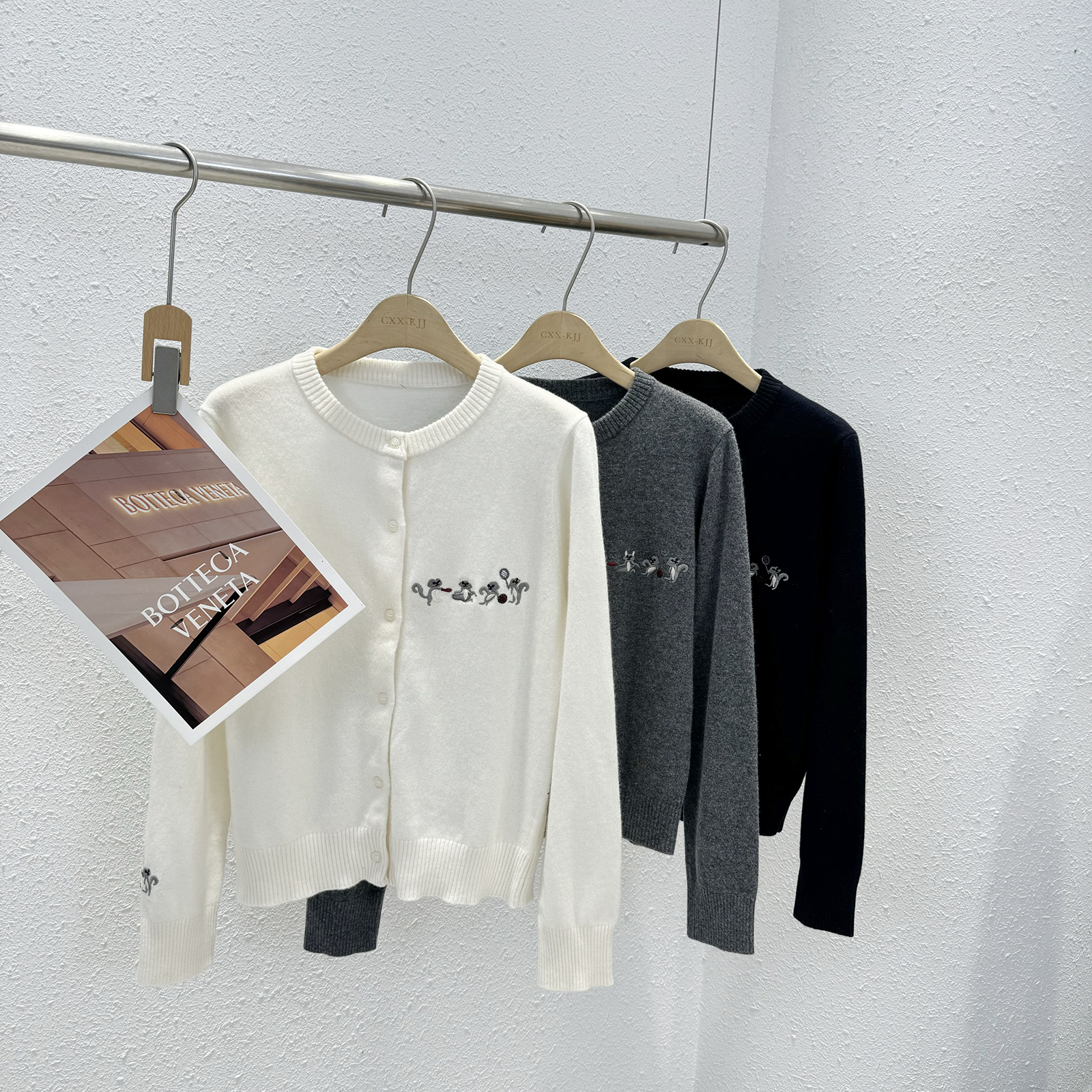 小松鼠刺绣全羊毛圆领开衫