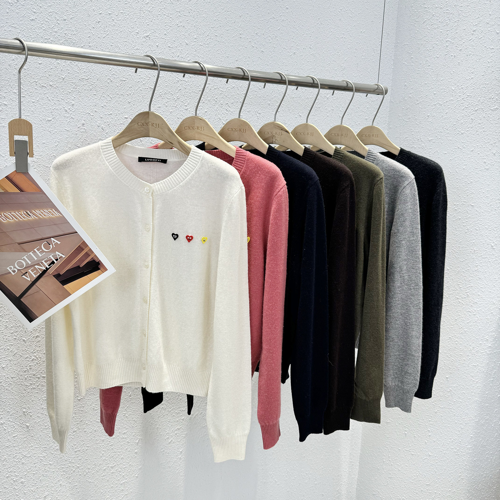 11.23 福利 CHUQ-8905韩版眼睛爱心贴布绣全羊毛圆领