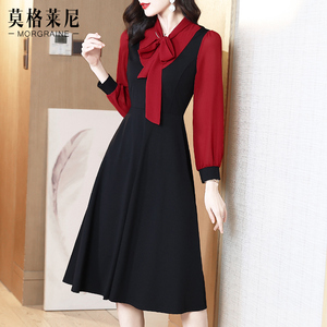 小黑裙2026春装新款赫本风围巾领大码显瘦气质假两件连衣裙女早秋