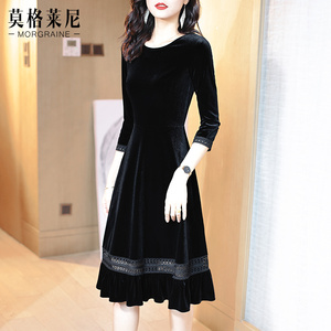 黑色金丝绒连衣裙高贵洋气2026秋季新款v领气质高端赫本风小黑裙