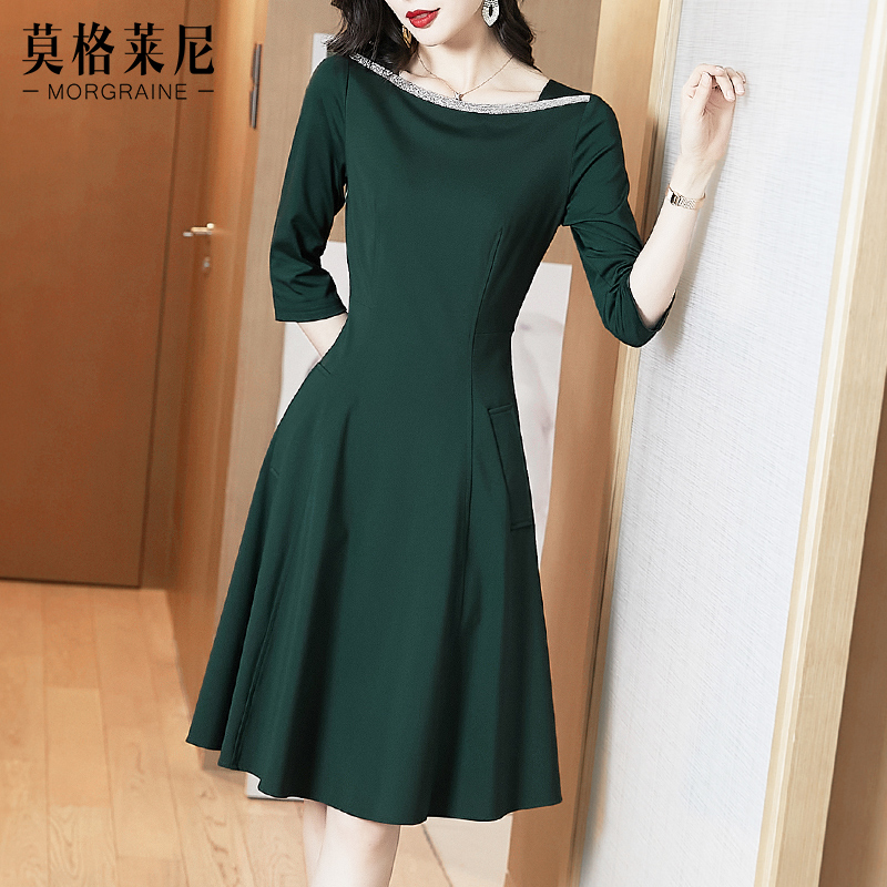 2025秋季新款墨绿色气质修身高端一字肩连衣裙收腰显瘦复古裙子女