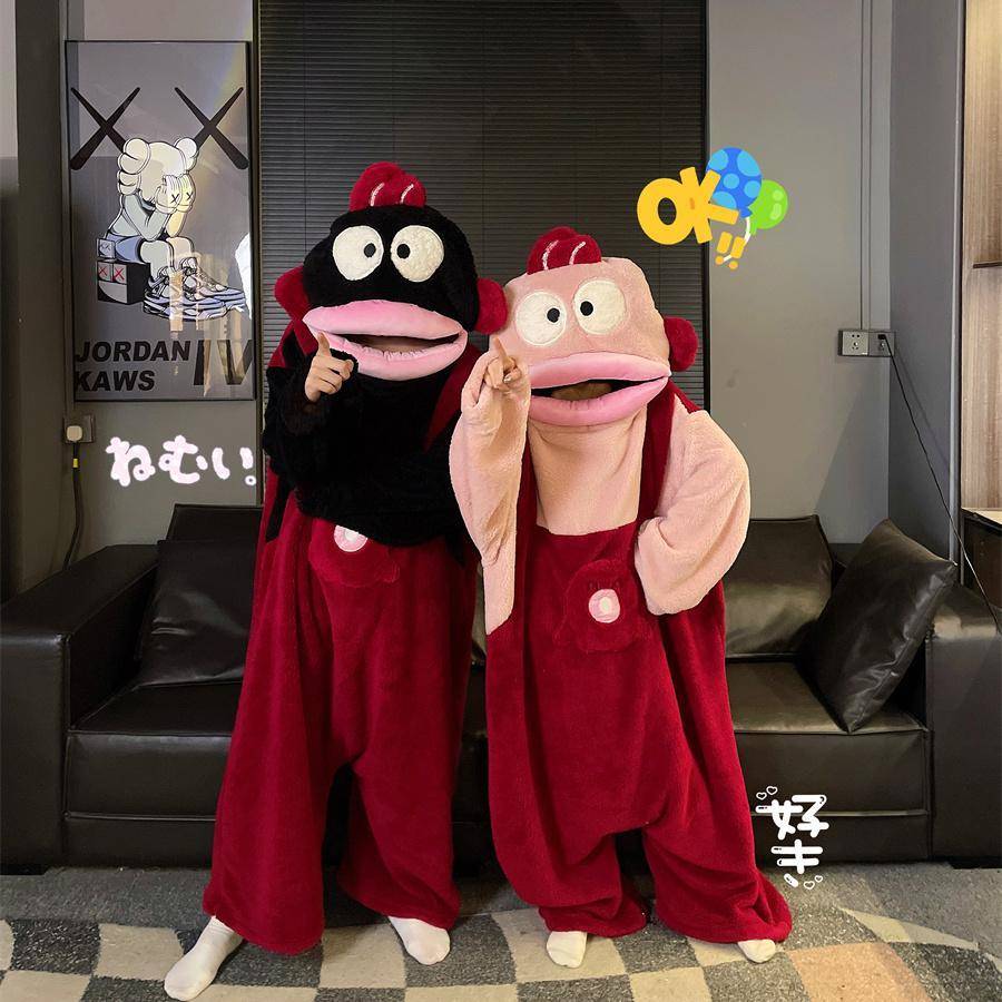 丑鱼连身睡衣女秋冬季珊瑚绒情侣款搞怪沙雕过年黑红色家居服男士