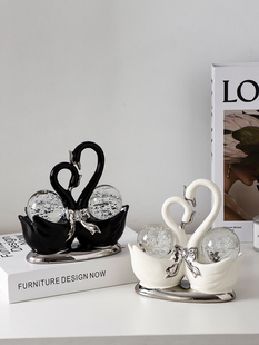 水晶球情侣天鹅摆件现代轻奢家居玄关客厅酒柜电视柜子装饰品对象