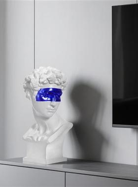 现代大卫人像雕塑玻璃钢抽象人物摆件克莱因蓝坐姿兔子样板房饰品