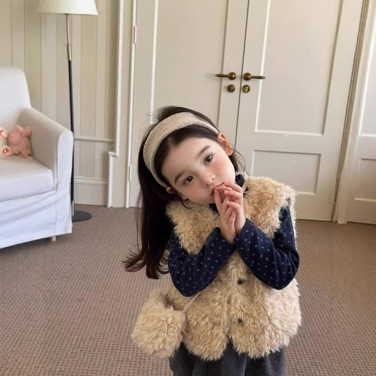 韩版女童毛绒背心2025冬季新款女宝宝加厚毛马甲可爱毛毛衣带包包