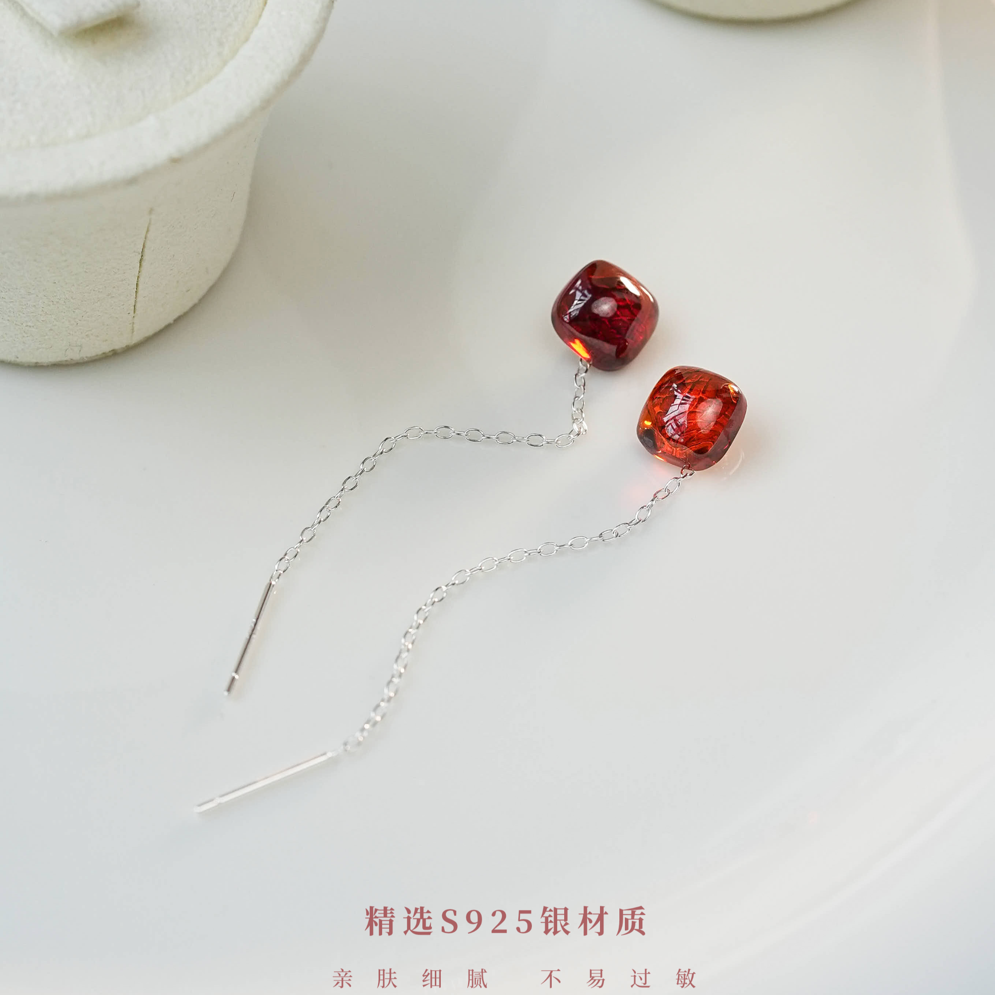 新年红色方形耳线灵动气质耳饰