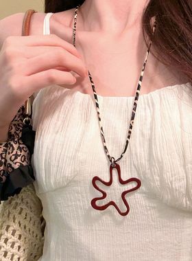 寇香摩卡~镂空酒红色花朵吊坠豹纹皮绳长款项链女款卫衣链配饰