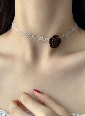 简约棕色玫瑰花朵毛绒choker项圈女脖子配饰项链冬季新年穿搭颈链