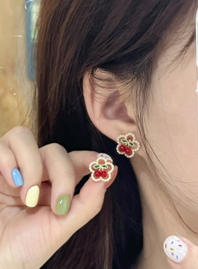 花朵耳钉女小众设计耳环2024高级新款精致网红爆款耳饰
