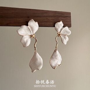 「月白旧事」复古白色花瓣流苏耳钉女小众设计高级感夸张大气耳夹