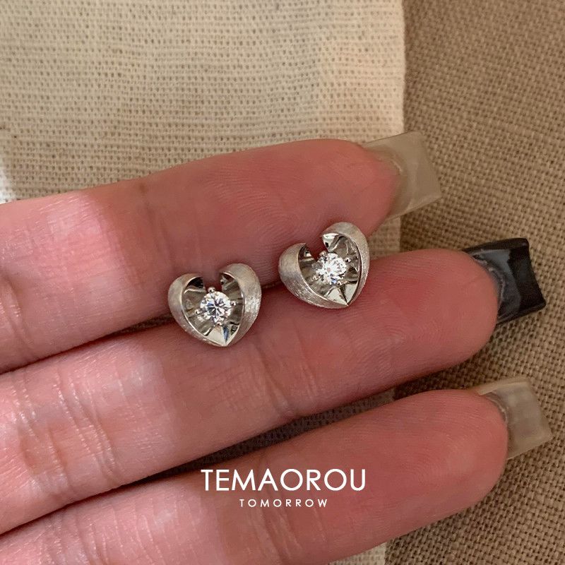 share【悬浮爱心】灵动闪钻银色拉丝爱心耳钉vintager绝美耳饰