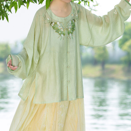 裳宫语遇萤明制汉服女绿色绣花圆领衫弓袋袖马面裙*售完不补