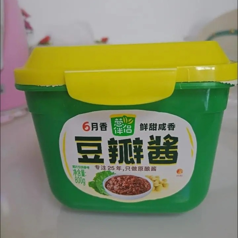 甜面酱沾黄瓜六月鲜甜面酱欣和葱伴侣6月香原酿酱大酱烤鸭鸡肉卷