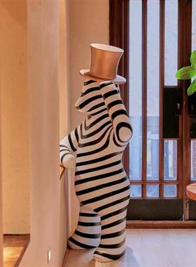 客厅大型落地礼貌条纹熊摆件酒店商场玻璃钢卡通雕塑售楼部装饰品