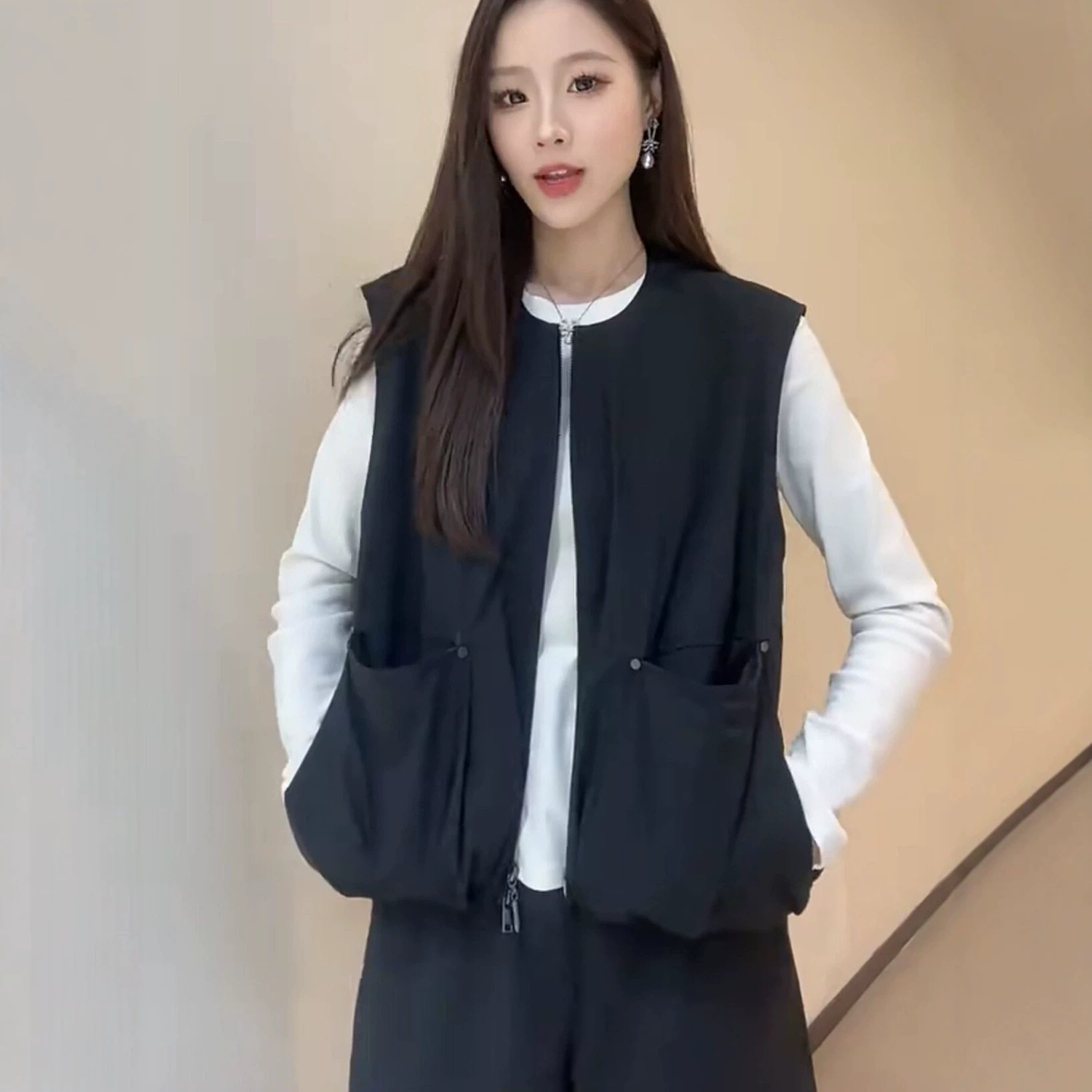 时尚百搭圆领铆钉拉链马甲女秋季新款大口袋设计感无袖外套上衣潮