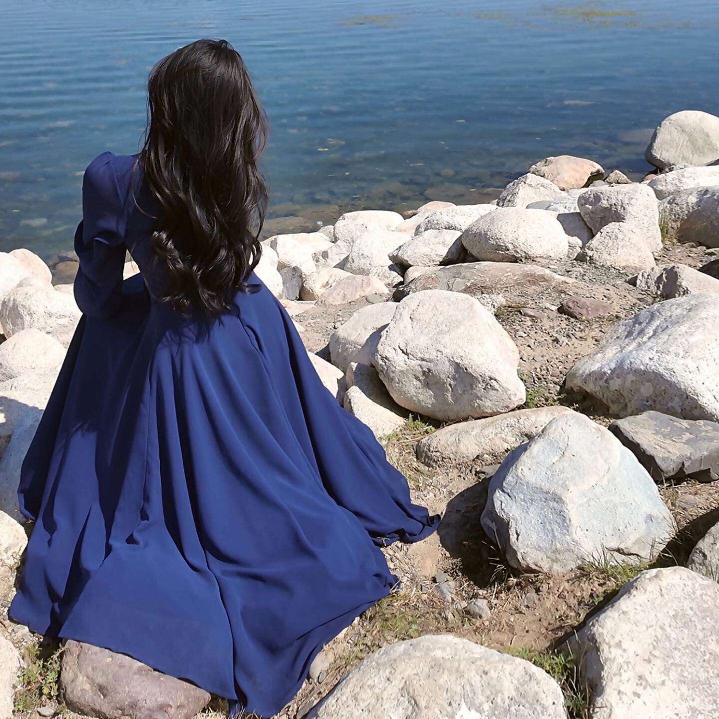 法式粉色温柔V领千金风长袖连衣裙子女2025新款早秋女装仙女长裙