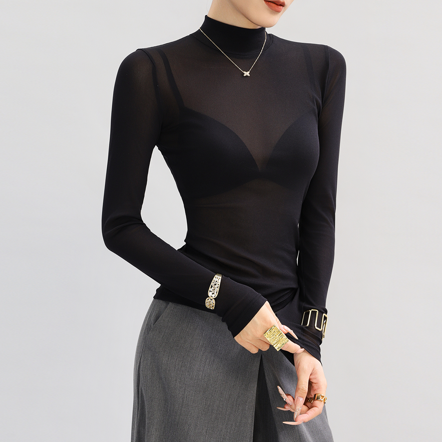 黑色半高领内搭叠穿蕾丝打底衫