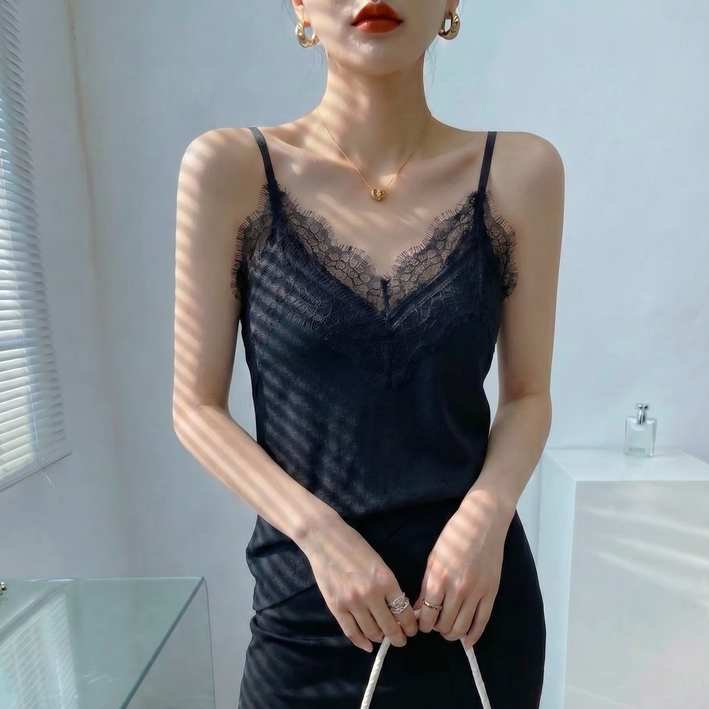 黑色v领蕾丝吊带上衣女夏季外穿图片