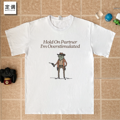 Hold On Partner I'm Overstimulated恶搞西部牛仔青蛙纯棉短袖T