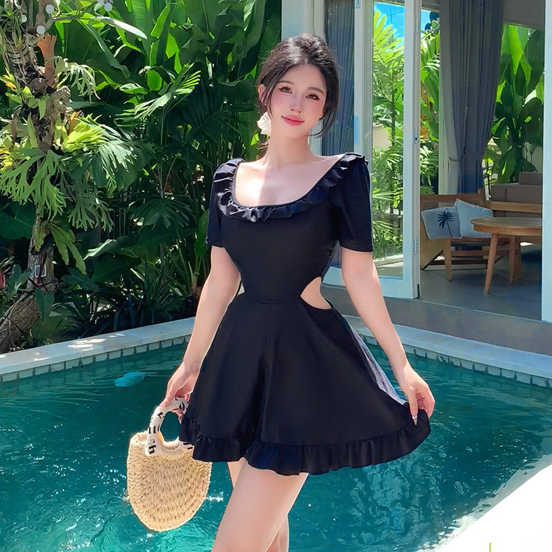 新款大码高级感泳衣女黑色连体裙式温泉微胖荷叶边显瘦遮肚胖mm