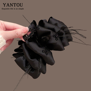 高级感褶皱缎面蝴蝶结抓夹女2024年新款超仙羽毛发夹后脑勺鲨鱼夹
