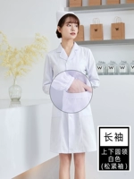 Держа белых с длинным рукавом. Свободные манжеты вверх и вниз