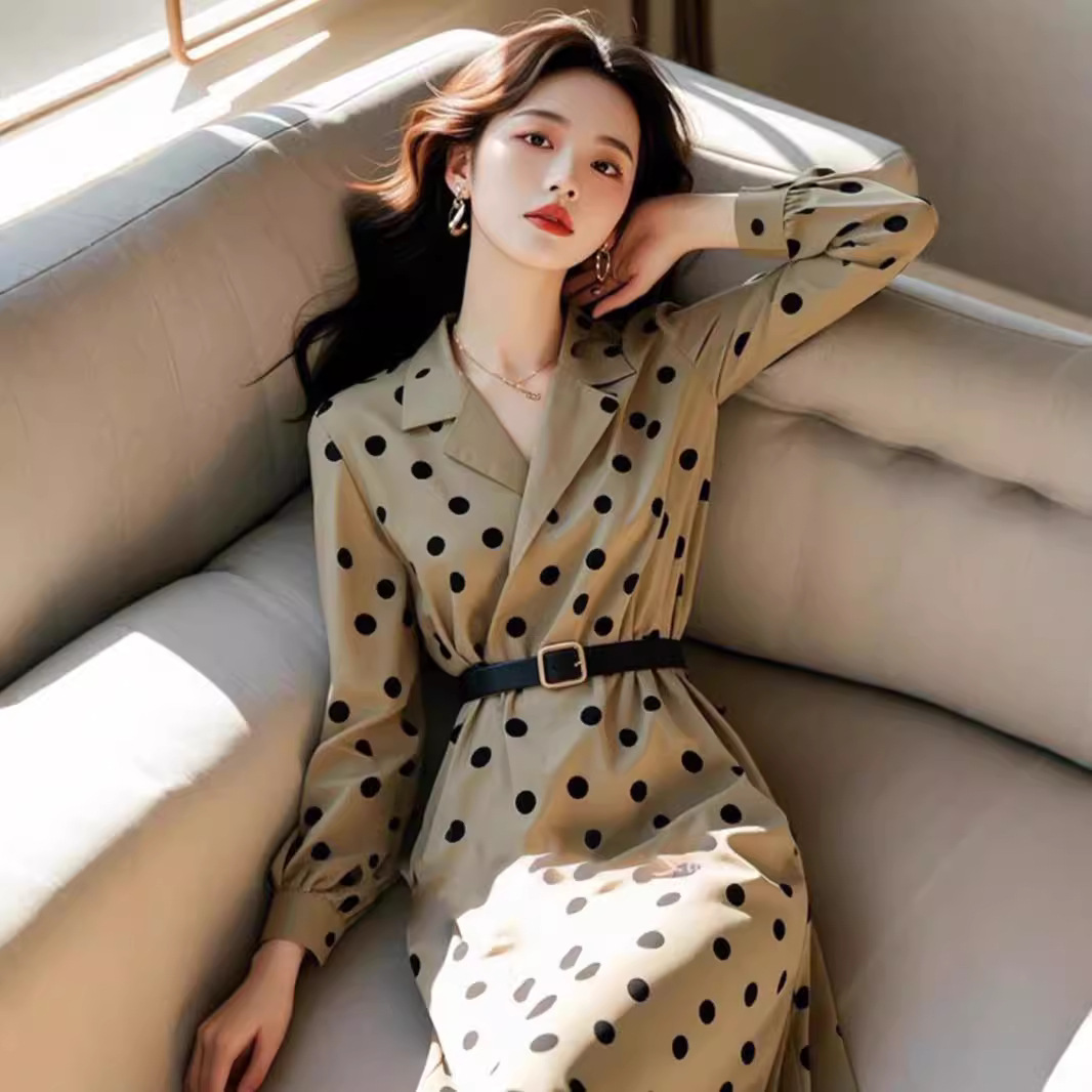 秋季卡其色波点长袖衬衫式连衣裙法式复古简单大方超好看收腰长裙