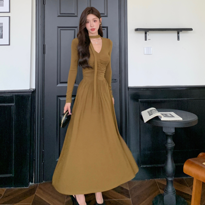 小众设计感褶皱飘带连衣裙女蠢秋冬季修身显瘦a字针织长裙
