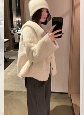MONLOUVE毛茸茸高级感温柔慵懒风羊羔毛短外套女连帽宽松显瘦百搭