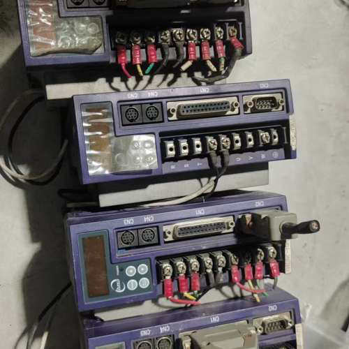 适用伺服驱动器TSTC30C-B，有三台，有一台断了一个角T议价