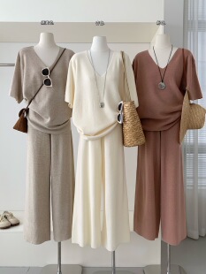 女明星私服慵懒松弛感华夫格针织两件套女V领短款上衣+阔腿裤套装