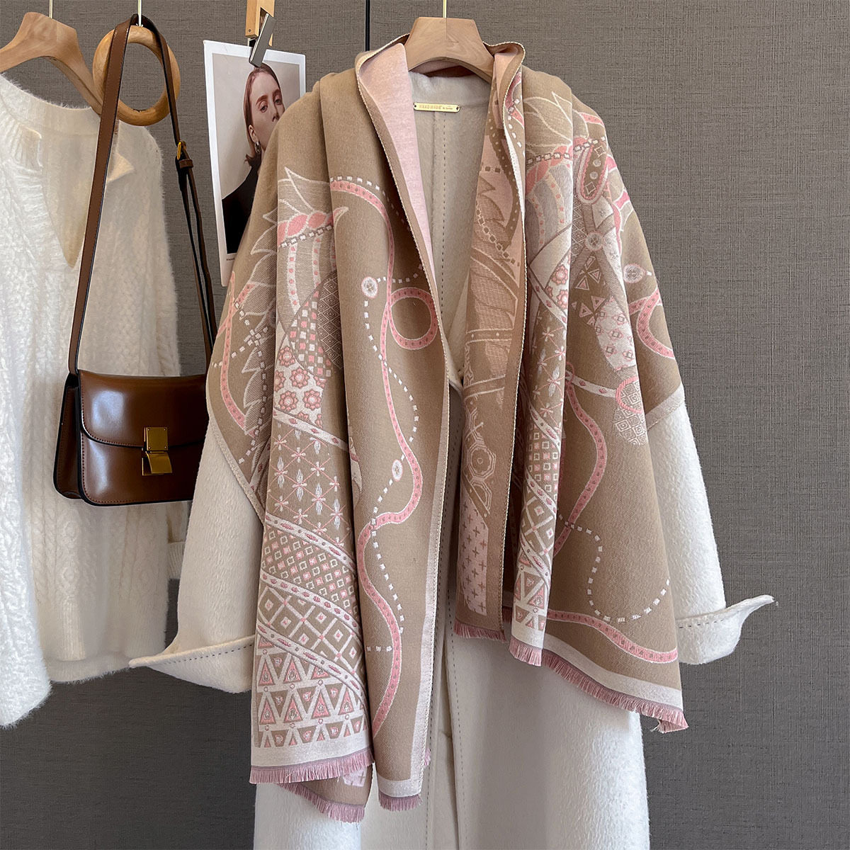 秋冬新款仿羊绒围脖加厚加长骏马印花围巾中古风百搭披肩外搭两用