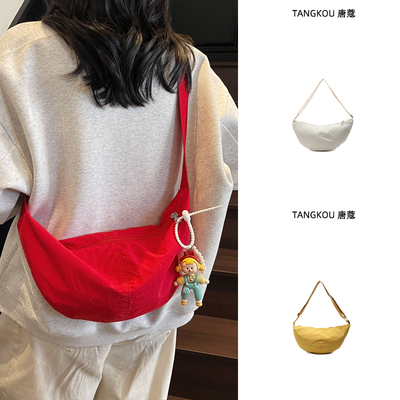 红色饺子包包女2025新款大容量轻便斜挎包休闲百搭学生运动帆布包