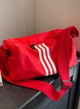 红色牛津布斜挎包女2026新款运动健身包轻便短途旅行包休闲枕头包