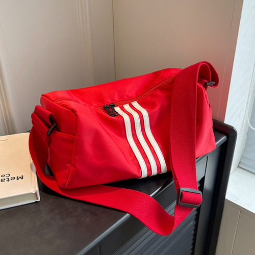 大容量运动健身包短途旅行斜挎包