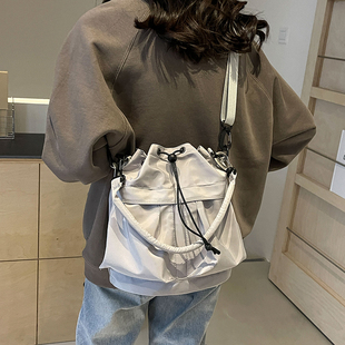 多口袋斜挎包轻便休闲布包通勤包 大容量抽绳水桶包包女士新款