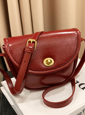 酒红色复古包包女2026新款质感斜挎小包轻便软皮手机包单肩马鞍包