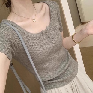 上衣 韩系正肩方领纽扣针织短袖 t恤女夏季 修身 显瘦露锁骨冰丝短款