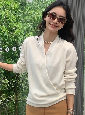 2025新款交叉V领羊绒衫女新年时尚温柔毛衣套头宽松针织短款