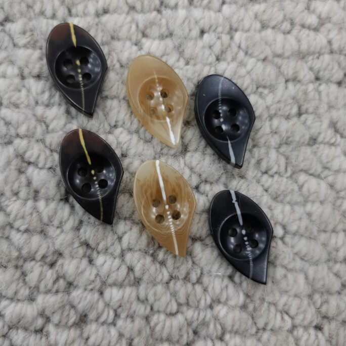 新款不规则四眼装饰大衣风衣扣