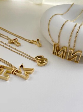 欧美大写字母吊坠项链女钛钢18K轻奢高级感金色锁骨链2023年新款