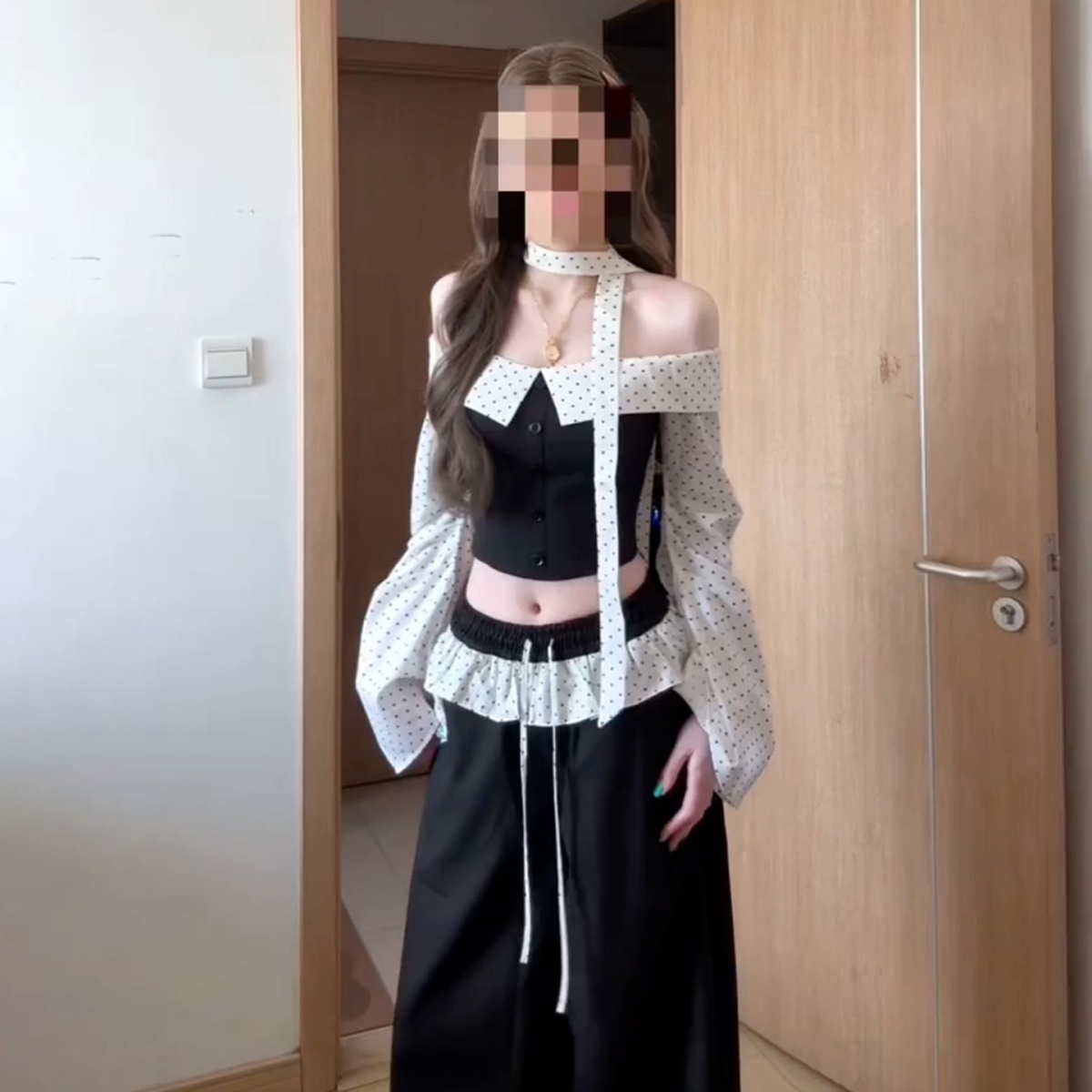 黑色一字肩波点长袖t恤女202年新款秋季超火巨好看韩系穿搭一整套